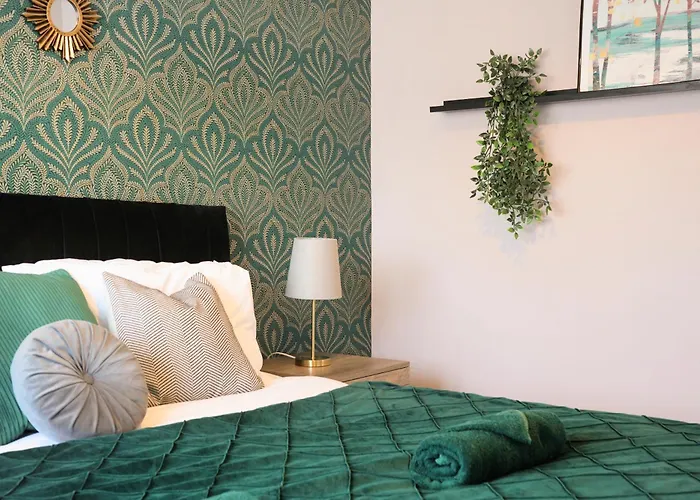 Cosy Corner In Aylesbury Near Stoke Mandeville Hospital & Town Centre With Private Parking