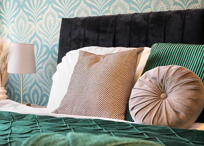 Cosy Corner In Aylesbury Near Stoke Mandeville Hospital & Town Centre With Private Parking