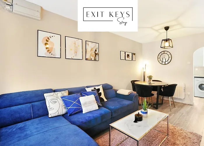 Cosy Corner In Aylesbury Near Stoke Mandeville Hospital & Town Centre With Private Parking