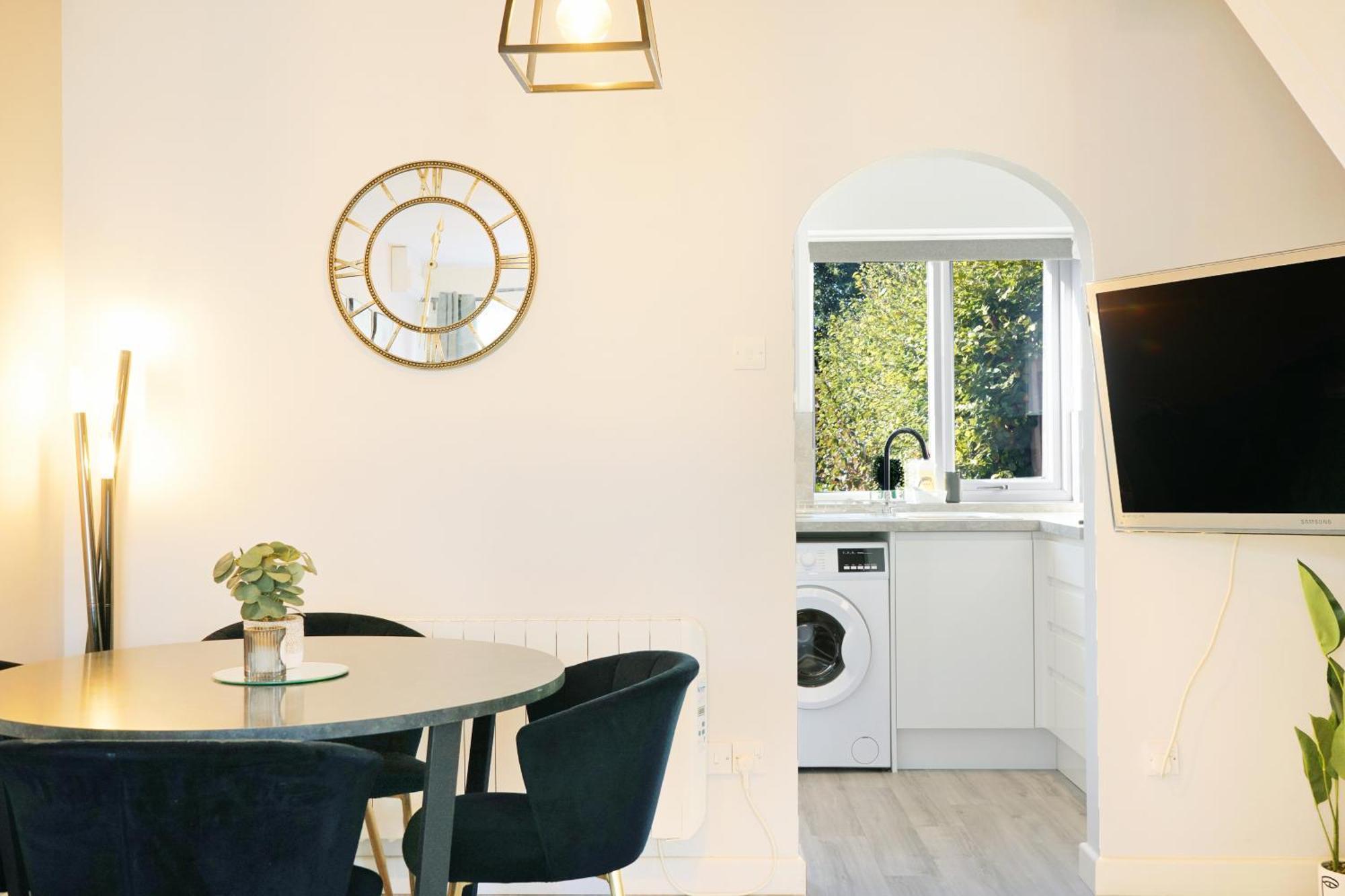 Holiday home Cosy Corner In Aylesbury Near Stoke Mandeville Hospital & Town Centre With Private Parking