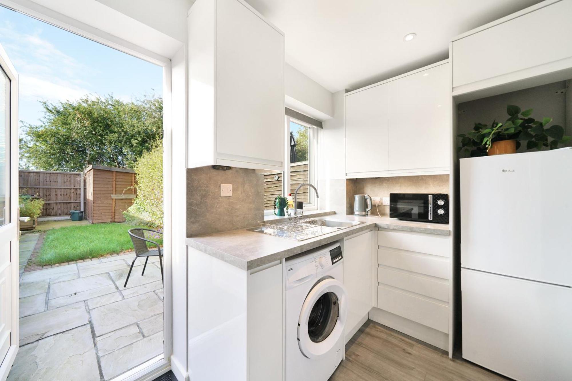 Holiday home Cosy Corner In Aylesbury Near Stoke Mandeville Hospital & Town Centre With Private Parking *