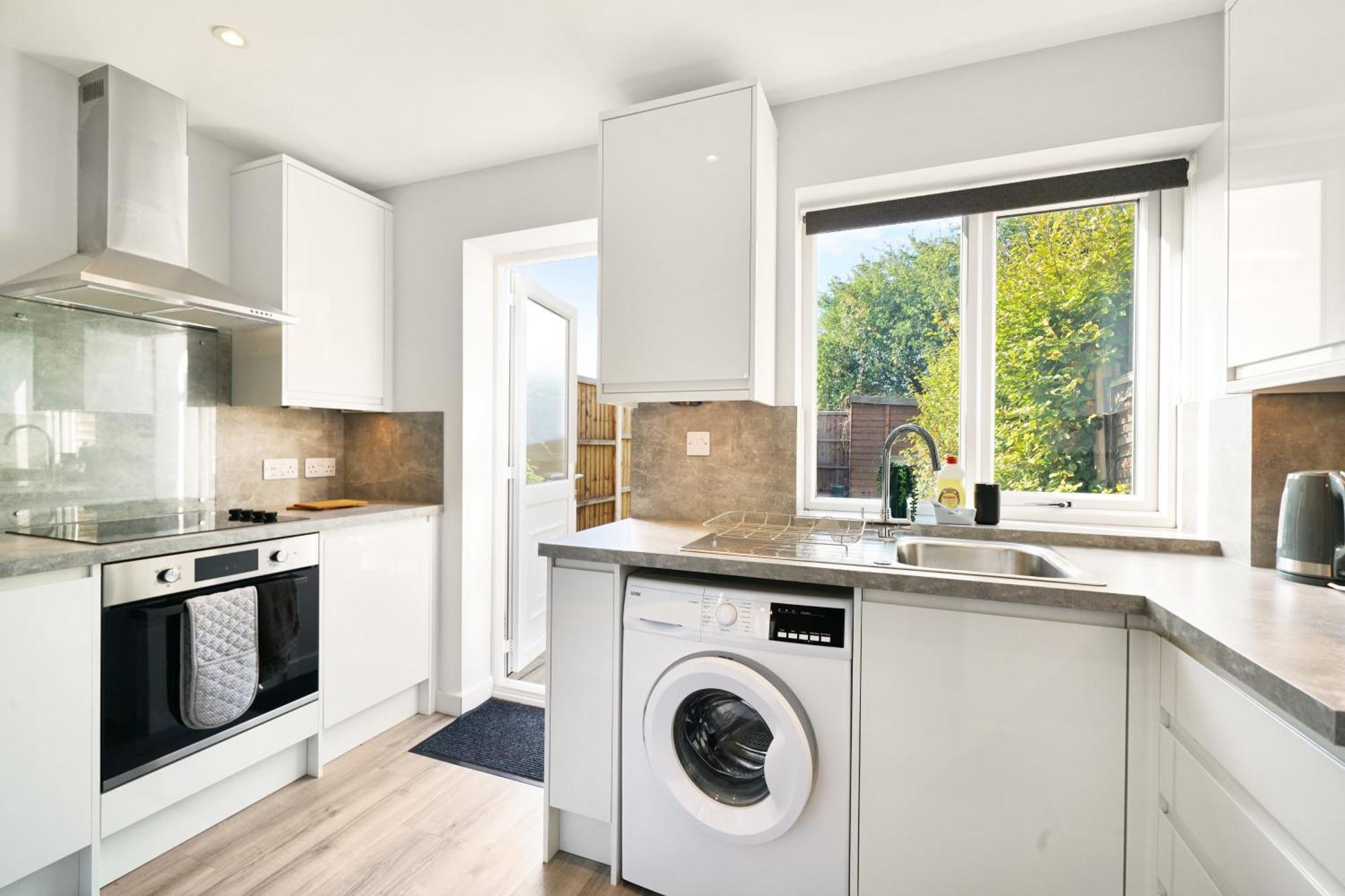 Cosy Corner In Aylesbury Near Stoke Mandeville Hospital & Town Centre With Private Parking Holiday home