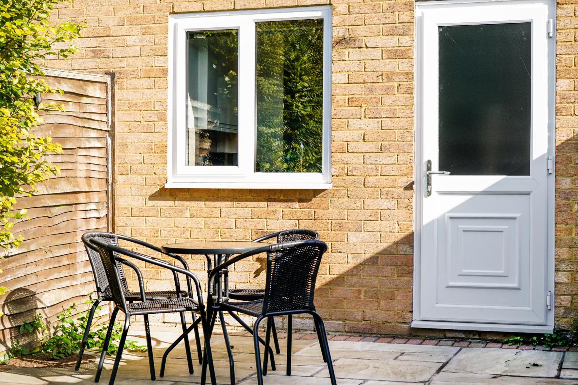 Holiday home Cosy Corner In Aylesbury Near Stoke Mandeville Hospital & Town Centre With Private Parking *