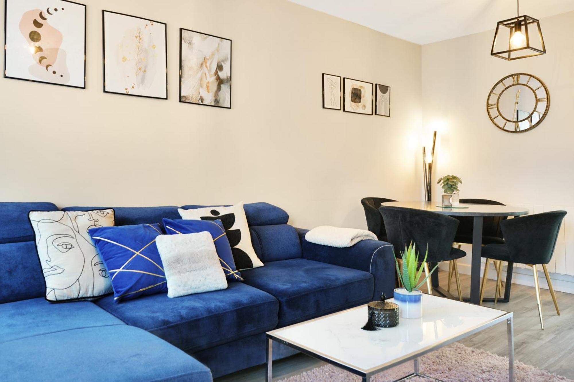 Cosy Corner In Aylesbury Near Stoke Mandeville Hospital & Town Centre With Private Parking *