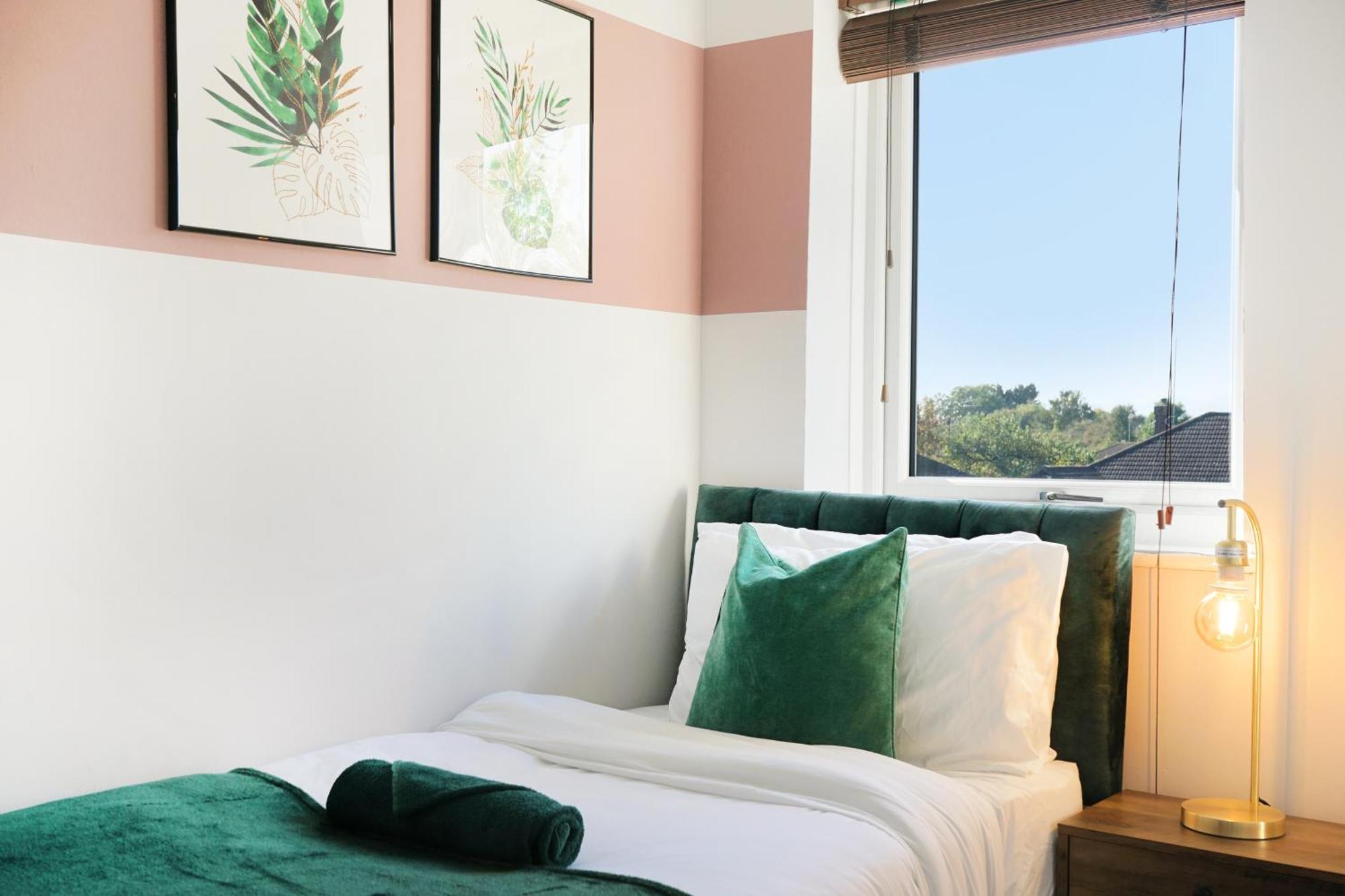Cosy Corner In Aylesbury Near Stoke Mandeville Hospital & Town Centre With Private Parking Holiday home Aylesbury (Buckinghamshire)